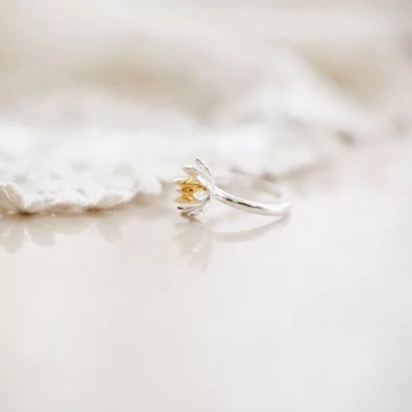 14k Gold Two-tone Flower Sterling Silver Ring - Picture 3 of 9